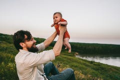 Papa et enfant heureux de mode de vie de famille d'extérieur de père et de bébé images stock Papa et enfant heureux de mode de vie de famille d'extérieur de père et de bébé images stock