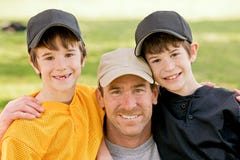 Papa et garçons photo stock Papa et garçons photo stock