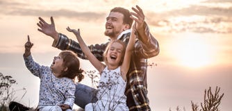 Papa jouant avec deux petites filles mignonnes photographie stock Papa jouant avec deux petites filles mignonnes photographie stock