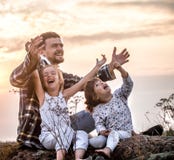 Papa jouant avec deux petites filles mignonnes images stock Papa jouant avec deux petites filles mignonnes images stock
