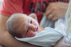 Papa tenant le bébé nouveau-né photo libre de droits Papa tenant le bébé nouveau-né photo libre de droits
