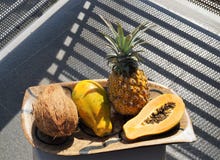 Papaya och frukt på plattan royaltyfria bilder Papaya och frukt på plattan royaltyfria bilder