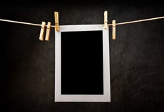 Papel de la fotografía atado a la cuerda con los pernos de ropa imagen de archivo libre de regalías Papel de la fotografía atado a la cuerda con los pernos de ropa imagen de archivo libre de regalías