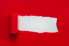 Papel rasgado vermelho vibrante com espaço da cópia imagem de stock royalty free Papel rasgado vermelho vibrante com espaço da cópia imagem de stock royalty free
