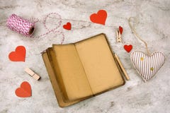 Papel viejo del vintage, lápiz y corazón relleno del juguete imagen de archivo libre de regalías Papel viejo del vintage, lápiz y corazón relleno del juguete imagen de archivo libre de regalías