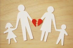 Paper chain family cut-out with broken heart - Divorce and broke