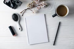 Papeterie de bureau, t?l?phone, carnet, caf? et pensil, auteur photographie stock Papeterie de bureau, t?l?phone, carnet, caf? et pensil, auteur photographie stock