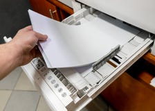 Papier im Drucker stellt den Papierstapel im Laserdrucker ein lizenzfreie stockbilder Papier im Drucker stellt den Papierstapel im Laserdrucker ein lizenzfreie stockbilder