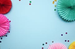 Papierowa tekstura kwitnie z confetti Urodziny, wakacje lub przyj?cia t?o, mieszkanie nieatutowy styl obraz royalty free Papierowa tekstura kwitnie z confetti Urodziny, wakacje lub przyj?cia t?o, mieszkanie nieatutowy styl obraz royalty free