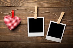 Papiers blancs goupillés et petit coeur sur en bois image libre de droits Papiers blancs goupillés et petit coeur sur en bois image libre de droits