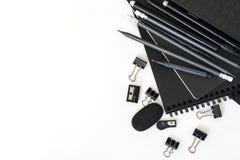 Papierów prześcieradeł notepad ołówki piszą gumki ostrzarki ołówkową skrzynkę zdjęcia stock Papierów prześcieradeł notepad ołówki piszą gumki ostrzarki ołówkową skrzynkę zdjęcia stock