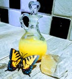 Papillon, bain moussant et cristal jaune photos stock Papillon, bain moussant et cristal jaune photos stock