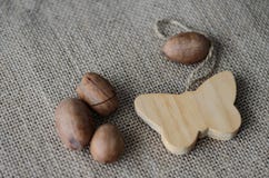 Papillon et écrous en bois image libre de droits Papillon et écrous en bois image libre de droits