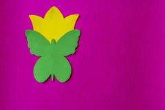 Papillon vert et fleur jaune faits de matériel mou sur le fond fuchsia images libres de droits Papillon vert et fleur jaune faits de matériel mou sur le fond fuchsia images libres de droits