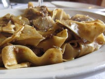Pappardelle con ragu del verraco Receta típica de Toscano de las pastas italianas foto de archivo libre de regalías Pappardelle con ragu del verraco Receta típica de Toscano de las pastas italianas foto de archivo libre de regalías
