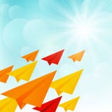 Pappers- flygplan i solig himmel Royaltyfria Foton Pappers- flygplan i solig himmel Royaltyfria Foton