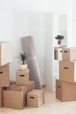 Pappschachteln in einer neuen Wohnung stockbild Pappschachteln in einer neuen Wohnung stockbild