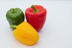 Paprika drei auf dem weißen Hintergrund rot, gelb und grün lizenzfreies stockbild Paprika drei auf dem weißen Hintergrund rot, gelb und grün lizenzfreies stockbild