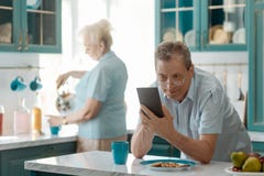 Papy utilisant un téléphone intelligent photo libre de droits Papy utilisant un téléphone intelligent photo libre de droits