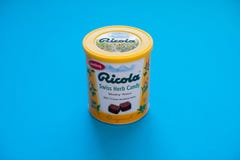 Paquet de Ricola, de pastilles suisses et de menthes de souffle sur le backgorund bleu photo stock Paquet de Ricola, de pastilles suisses et de menthes de souffle sur le backgorund bleu photo stock