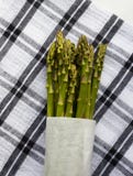 Paquet frais d'asperge dans l'enveloppe de papier image libre de droits Paquet frais d'asperge dans l'enveloppe de papier image libre de droits
