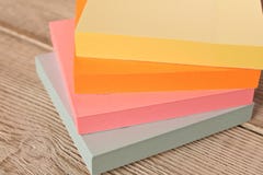 Paquetes de etiquetas engomadas coloridas para las notas sobre una tabla de madera imagenes de archivo Paquetes de etiquetas engomadas coloridas para las notas sobre una tabla de madera imagenes de archivo