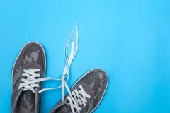 Par av gymnastikskor p? f?rgbakgrund, lekmanna- l?genhet arkivfoton Par av gymnastikskor p? f?rgbakgrund, lekmanna- l?genhet arkivfoton