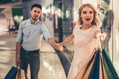par som gör shopping fotografering för bildbyråer par som gör shopping fotografering för bildbyråer