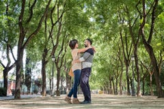 Par som omfamnas i parkera av Maria Luisa i Seville fotografering för bildbyråer Par som omfamnas i parkera av Maria Luisa i Seville fotografering för bildbyråer