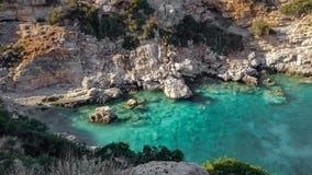 Par som snorklar i en liten vik nära Marathifjärden i Chania, Kreta, Grekland arkivbilder Par som snorklar i en liten vik nära Marathifjärden i Chania, Kreta, Grekland arkivbilder