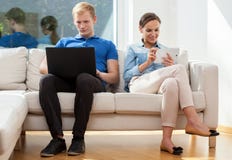 Par som spenderar fri tid med internet royaltyfri bild Par som spenderar fri tid med internet royaltyfri bild