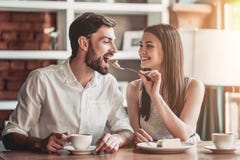 Par som är förälskade i kafé royaltyfria foton Par som är förälskade i kafé royaltyfria foton