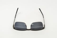 Para do góry nogami okulary przeciwsłoneczni zdjęcia stock Para do góry nogami okulary przeciwsłoneczni zdjęcia stock