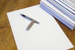 Para escrever uma letra no papel Uma pilha de letras nos envelopes de papel foto de stock Para escrever uma letra no papel Uma pilha de letras nos envelopes de papel foto de stock