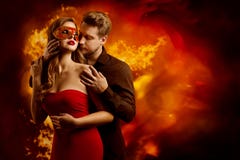Para Gorący Płomienny buziak, mężczyzna w miłości Całuje kobiety w fantazji Czerwonej Seksownej masce zdjęcie royalty free Para Gorący Płomienny buziak, mężczyzna w miłości Całuje kobiety w fantazji Czerwonej Seksownej masce zdjęcie royalty free