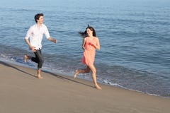Para nastolatkowie biega i flirtuje na plaży obraz royalty free Para nastolatkowie biega i flirtuje na plaży obraz royalty free