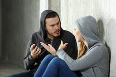 Para nastolatkowie dyskutuje w ciemnym miejscu zdjęcia stock Para nastolatkowie dyskutuje w ciemnym miejscu zdjęcia stock