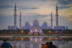 Para patrzeje osiowego widok Wielki meczet Abu Dhabi przy półmrokiem fotografia royalty free Para patrzeje osiowego widok Wielki meczet Abu Dhabi przy półmrokiem fotografia royalty free