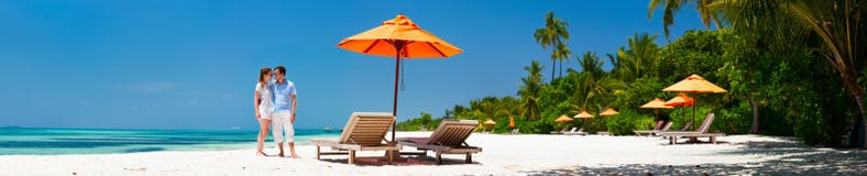 Para przy tropikalną plażą zdjęcia stock Para przy tropikalną plażą zdjęcia stock