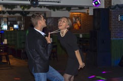 Para taniec w barze namiętny tańca Przyjęcie w klubie Facet ciągnie dziewczyny koralikami fotografia royalty free Para taniec w barze namiętny tańca Przyjęcie w klubie Facet ciągnie dziewczyny koralikami fotografia royalty free
