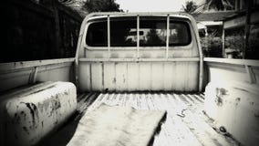 Para trás do carro clássico e oxidado velho encontrou em tropical foto de stock Para trás do carro clássico e oxidado velho encontrou em tropical foto de stock