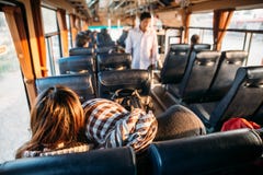 Para trás do lenço no ônibus com luz solar em Vientiane, Laos fotografia de stock Para trás do lenço no ônibus com luz solar em Vientiane, Laos fotografia de stock