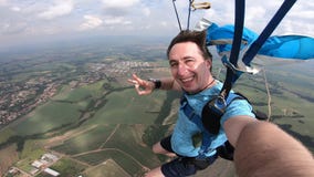 Paracadutista che fa un selfie dopo la caduta libera immagini stock libere da diritti Paracadutista che fa un selfie dopo la caduta libera immagini stock libere da diritti