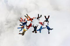 Parachutisme de formation au-dessus du nuage blanc photographie stock Parachutisme de formation au-dessus du nuage blanc photographie stock