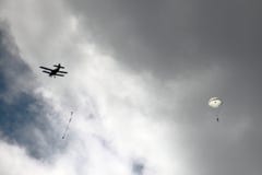 Parachutistes de baisse hors d'un avion image stock Parachutistes de baisse hors d'un avion image stock