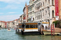 Parada Ca'D'Oro de Waterbus en Venecia, Italia Imagen de archivo Parada Ca'D'Oro de Waterbus en Venecia, Italia Imagen de archivo