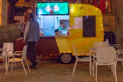 Parada de la pista de la comida de la calle festiva en el nigth imagen de archivo libre de regalías Parada de la pista de la comida de la calle festiva en el nigth imagen de archivo libre de regalías