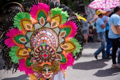 Parada kolorowa uśmiechnięta maska przy 2018 Masskara festiwalem, Bacol obrazy stock Parada kolorowa uśmiechnięta maska przy 2018 Masskara festiwalem, Bacol obrazy stock