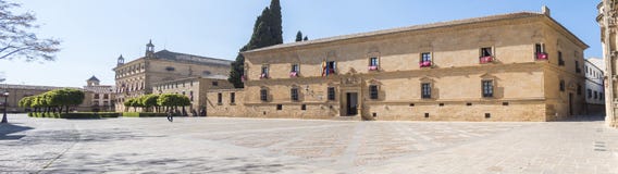 Paradorhotel en stadhuis van Ubeda, Jaen, Spanje royalty-vrije stock afbeelding Paradorhotel en stadhuis van Ubeda, Jaen, Spanje royalty-vrije stock afbeelding