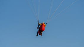 Paraglider z passanger lataniem w niebieskim niebie obrazy stock Paraglider z passanger lataniem w niebieskim niebie obrazy stock